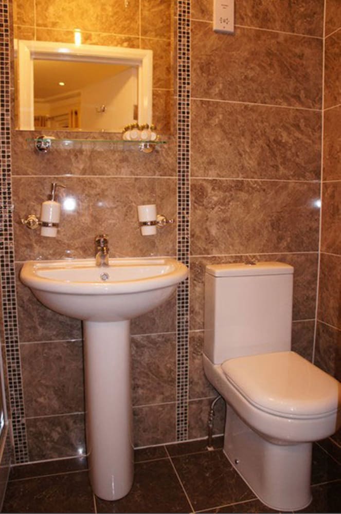 Habitación triple, baño privado del hotel Sapphire London. Foto 5