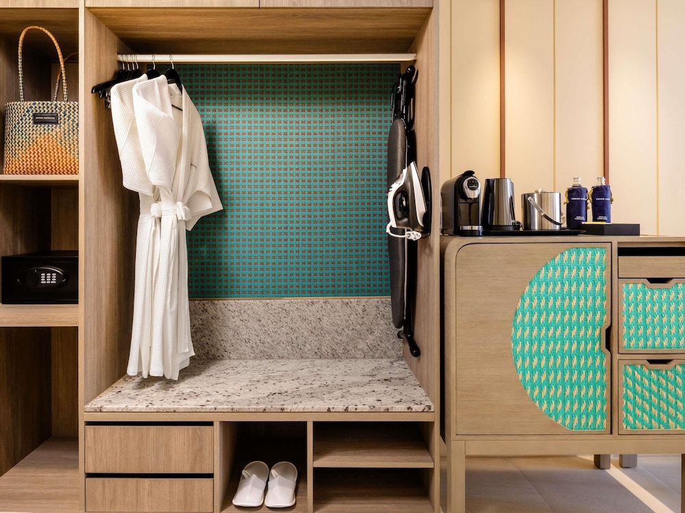 Habitación Premier, 1 cama de matrimonio grande del hotel Grand Mercure Krabi Ao Nang. Foto 3