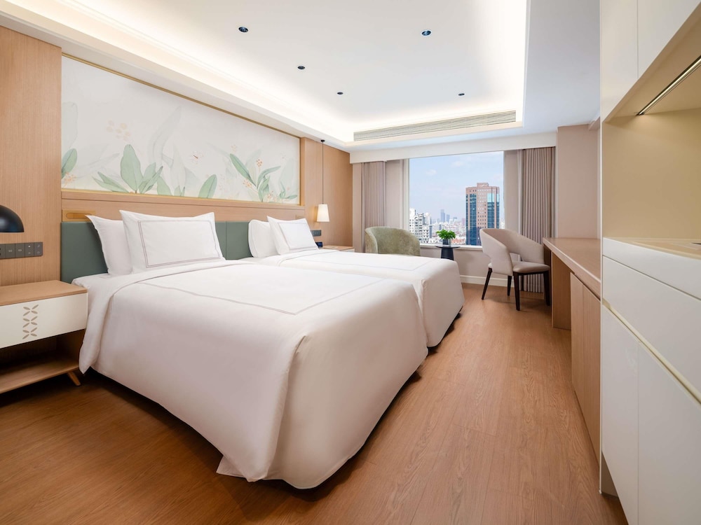 Habitación Swiss Select con una cama king size del hotel Swissôtel Living Shanghai Hongqiao