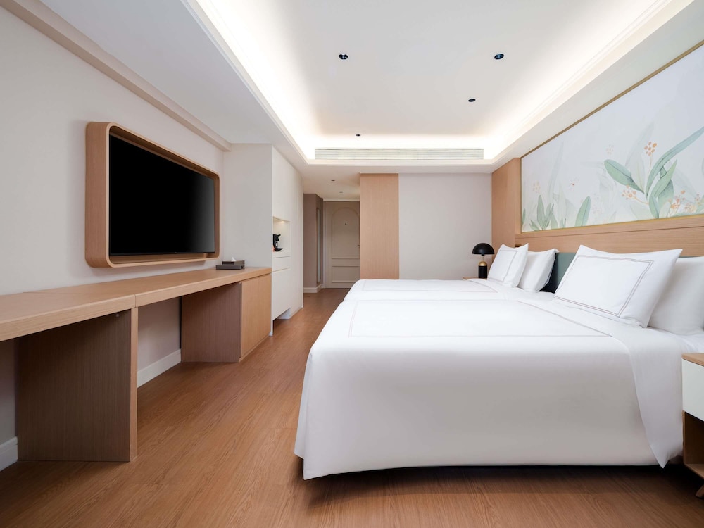 Habitación Swiss Select con una cama king size del hotel Swissôtel Living Shanghai Hongqiao. Foto 2