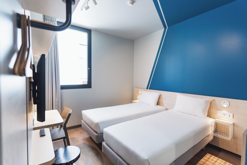 Habitación twin con dos camas invidivuales del hotel ibis Budget Madrid Albasanz