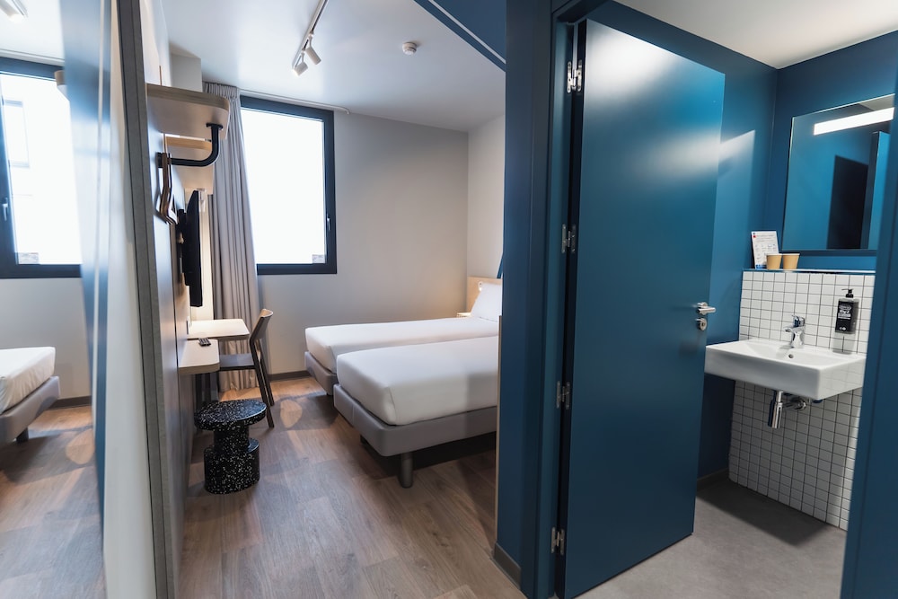 Habitación twin con dos camas invidivuales del hotel ibis Budget Madrid Albasanz. Foto 1