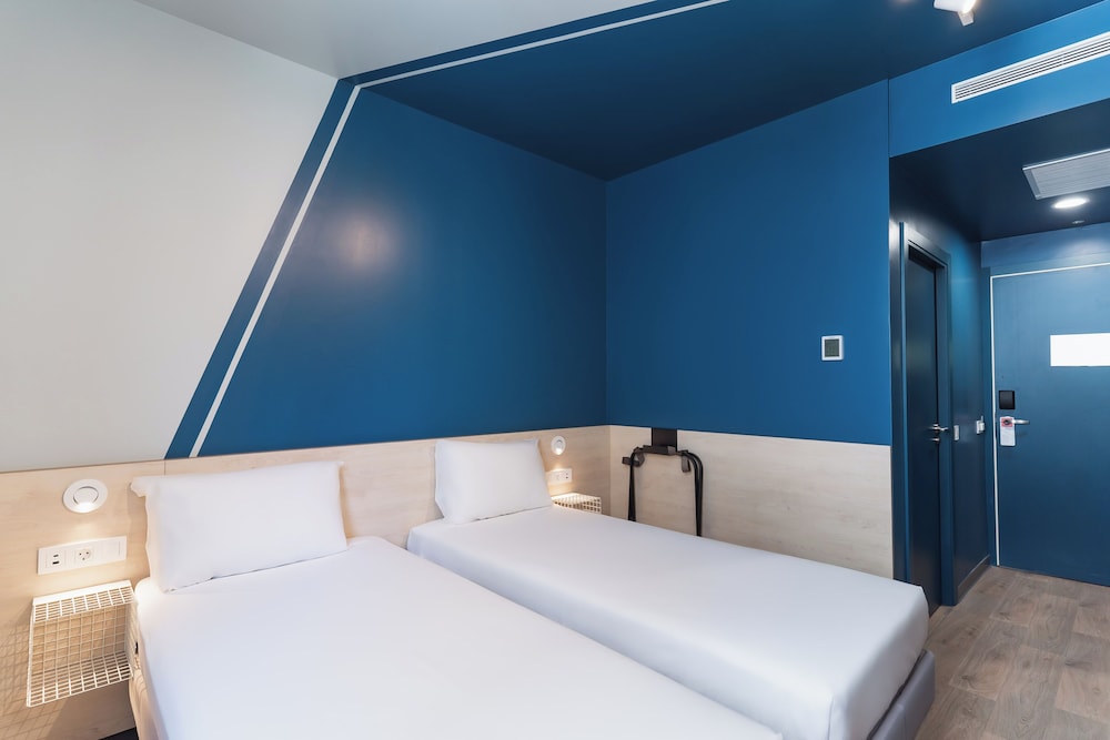 Habitación twin con dos camas invidivuales del hotel ibis Budget Madrid Albasanz. Foto 3