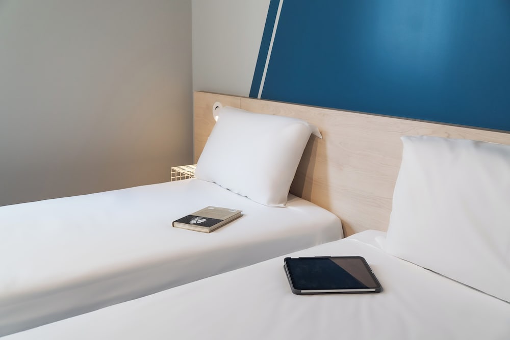Habitación twin con dos camas invidivuales del hotel ibis Budget Madrid Albasanz. Foto 4
