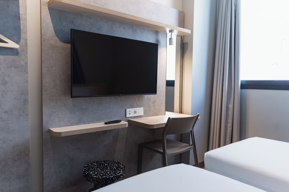 Habitación twin con dos camas invidivuales del hotel ibis Budget Madrid Albasanz. Foto 5
