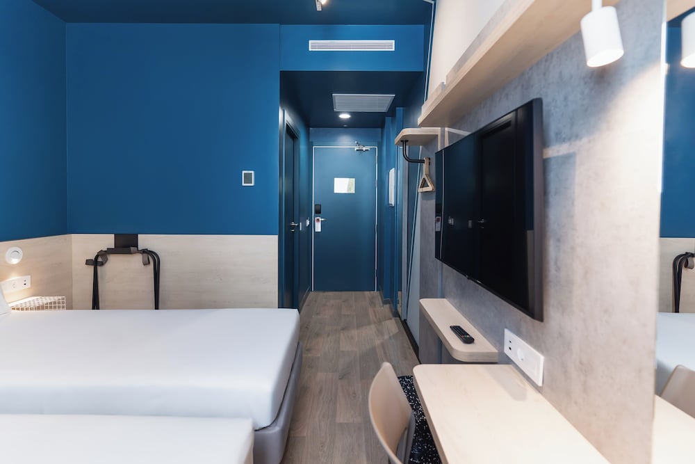 Habitación twin con dos camas invidivuales del hotel ibis Budget Madrid Albasanz. Foto 6