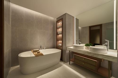 Habitación Deluxe con cama extragrande y vistas panorámicas del hotel Pullman Ninh Binh. Foto 13