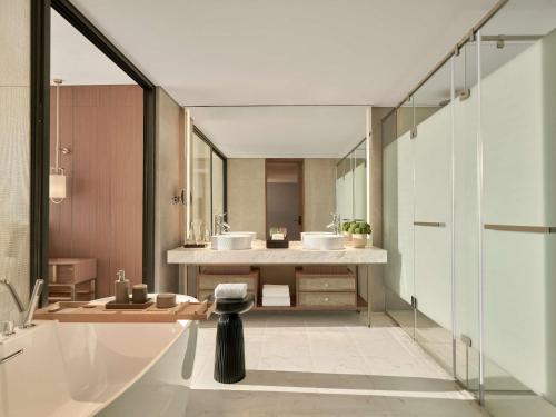 Exclusive King Suite with Lounge Access and Panorama View del hotel Pullman Ninh Binh. Foto 1