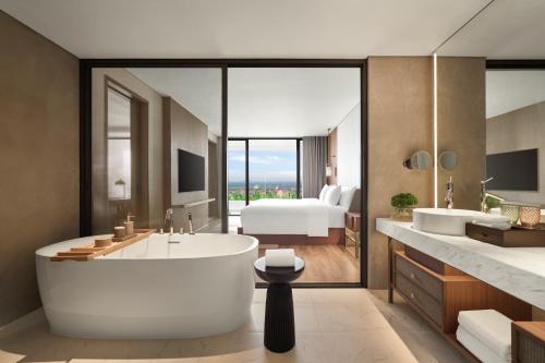 Exclusive King Suite with Lounge Access and Panorama View del hotel Pullman Ninh Binh. Foto 11