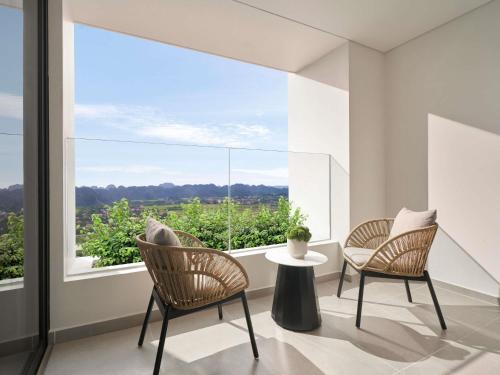 Deluxe King Suite with Lounge Access and Mountain View del hotel Pullman Ninh Binh. Foto 1