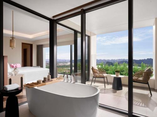 Deluxe King Suite with Lounge Access and Mountain View del hotel Pullman Ninh Binh. Foto 7