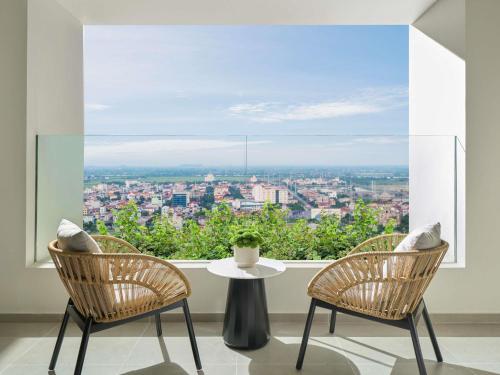 Deluxe Executive Twin Room with Lounge Access and Corner Mountain View del hotel Pullman Ninh Binh. Foto 5