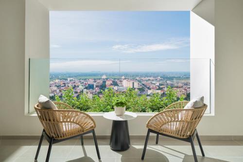 Deluxe Executive Twin Room with Lounge Access and Corner Mountain View del hotel Pullman Ninh Binh. Foto 9