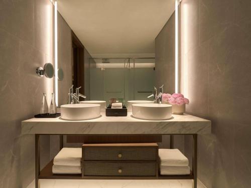 Deluxe Twin Room with Corner Mountain View del hotel Pullman Ninh Binh