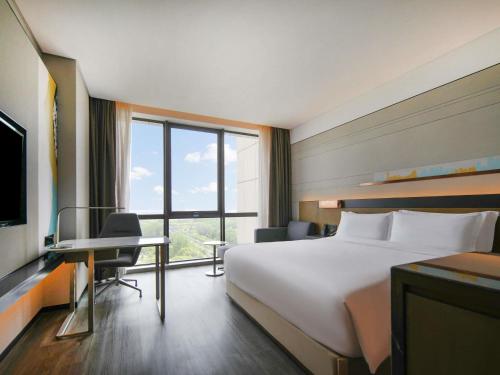 Habitación Doble Deluxe con cama extragrande y vistas a la ciudad del hotel Novotel Shanghai Chuansha. Foto 1