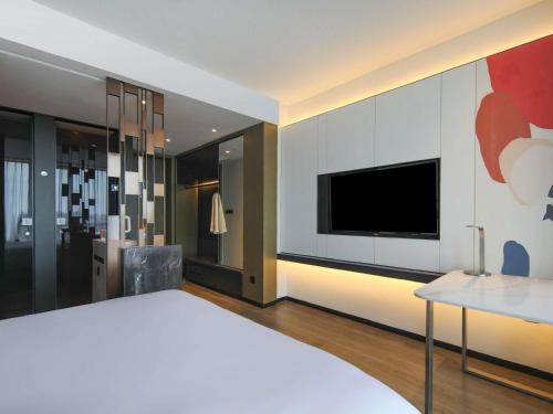 Habitación Superior con cama extragrande del hotel Novotel Shanghai Chuansha. Foto 1