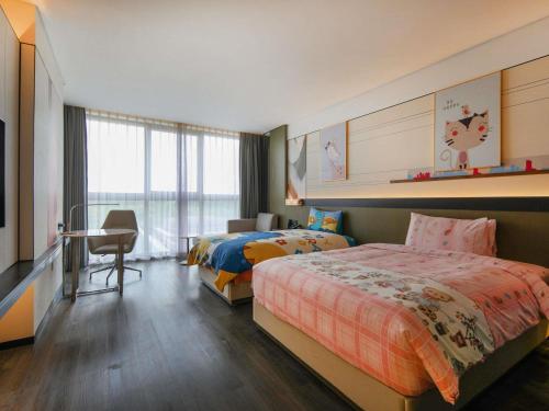 Habitación Familiar Clásica con 2 camas dobles del hotel Novotel Shanghai Chuansha. Foto 4