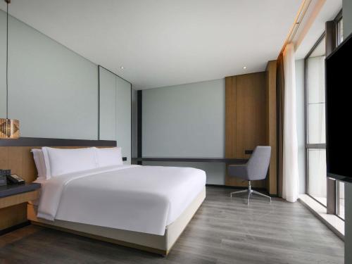 Habitación Deluxe Executive - 1 cama extragrande del hotel Novotel Shanghai Chuansha. Foto 1
