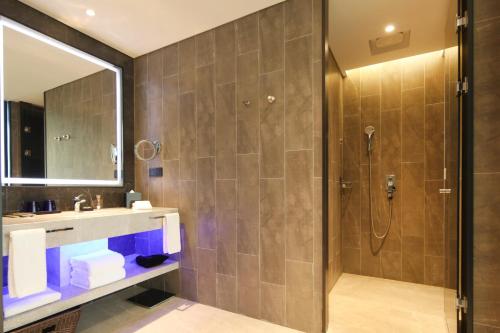 Habitación Superior con cama extragrande del hotel Novotel Shanghai Chuansha. Foto 3