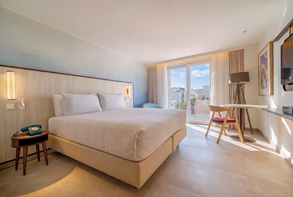 Habitación INNSiDE con vistas al mar y balcón del hotel Innside By Meliá Bugibba