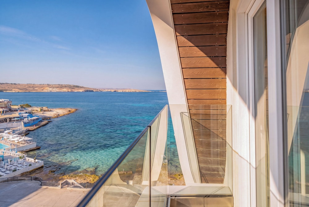 Habitación INNSiDE con vistas al mar y balcón del hotel Innside By Meliá Bugibba. Foto 1