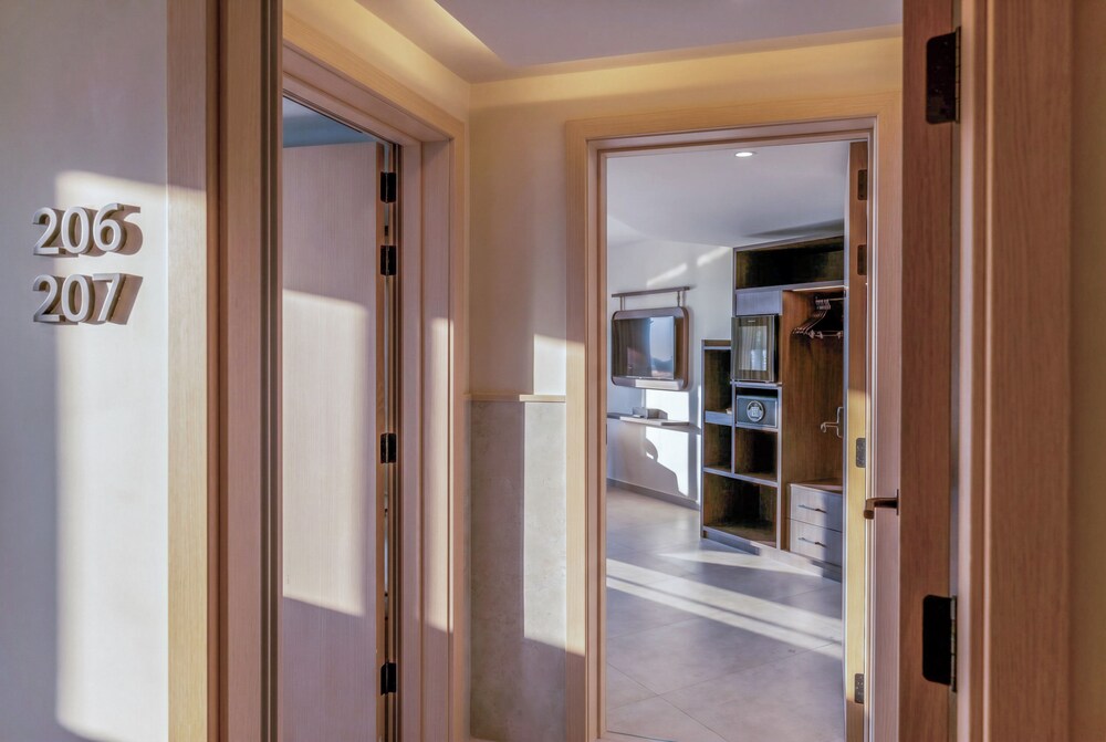 Townhouse comunicante + Habitación INNSiDE del hotel Innside By Meliá Bugibba. Foto 2