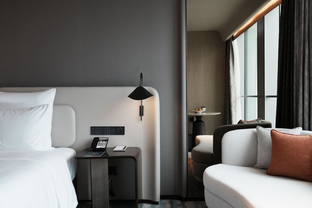 HABITACIÓN EJECUTIVA DELUXE, Acceso al Salón, 1 Cama King Size del hotel Pullman Shenzhen North. Foto 1