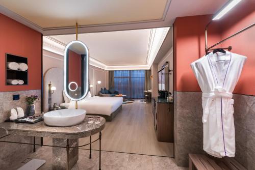 Habitación Privilege con cama extragrande del hotel Mercure Beijing Zhongguancun. Foto 2