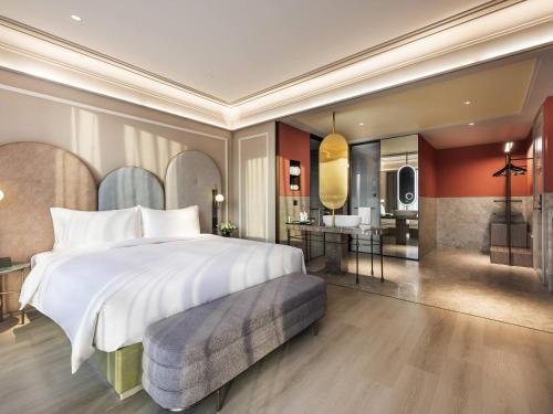 Habitación Superior con cama extragrande del hotel Mercure Beijing Zhongguancun. Foto 3