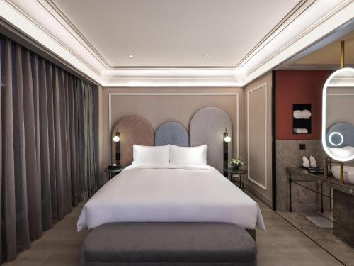 Habitación Superior con cama extragrande del hotel Mercure Beijing Zhongguancun. Foto 4