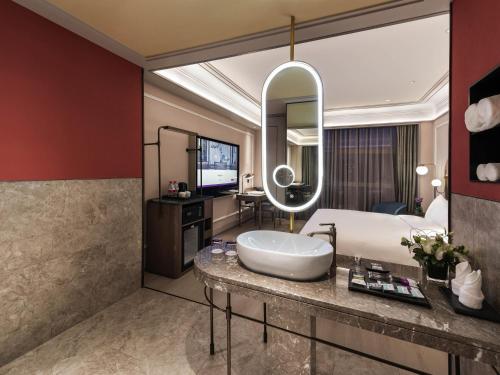 Habitación Estándar - Cama extragrande del hotel Mercure Beijing Zhongguancun. Foto 6