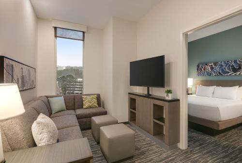 Suite de Una Habitación con Cocina | Cama King (más sofá cama) del hotel Hyatt House Atlanta / Perimeter Center. Foto 2
