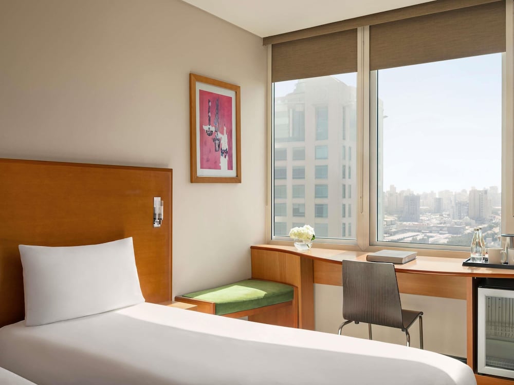 Habitación con 2 camas individuales equipada con la nueva ropa de cama del hotel Ibis Kuwait Salmiya. Foto 4
