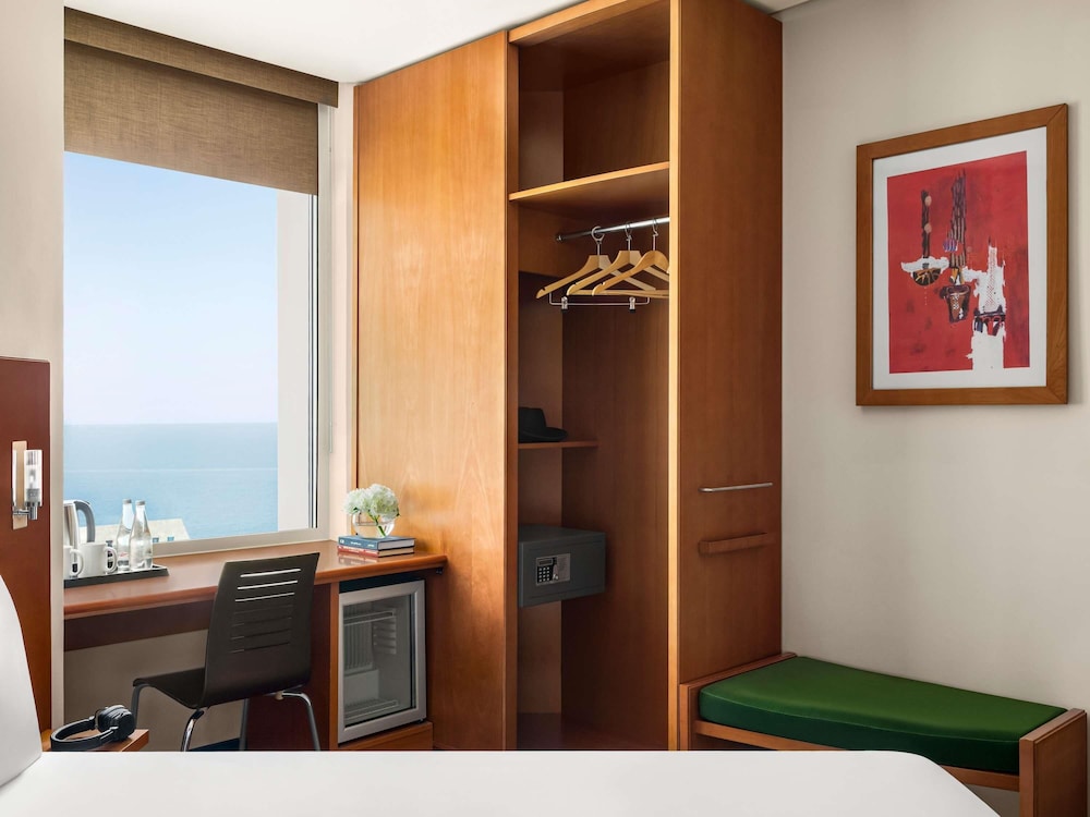Habitación con vistas al mar con 1 cama doble equipada con la nueva ropa de cama del hotel Ibis Kuwait Salmiya. Foto 2