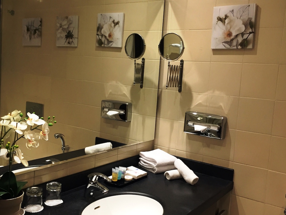 Habitación Ejecutiva con 1 cama doble equipada con la nueva ropa de cama del hotel Ibis Kuwait Salmiya. Foto 5