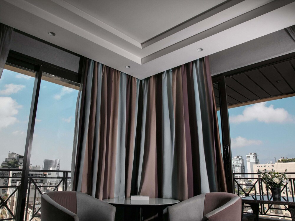 Habitación de Lujo, Balcón, 1 cama king size del hotel Sofitel Beirut Le Gabriel. Foto 1