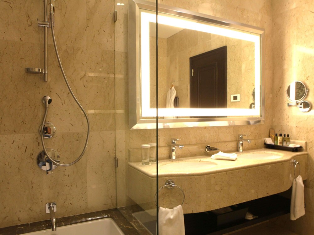 SUITE JUNIOR, 1 Cama King Size del hotel Sofitel Beirut Le Gabriel. Foto 5
