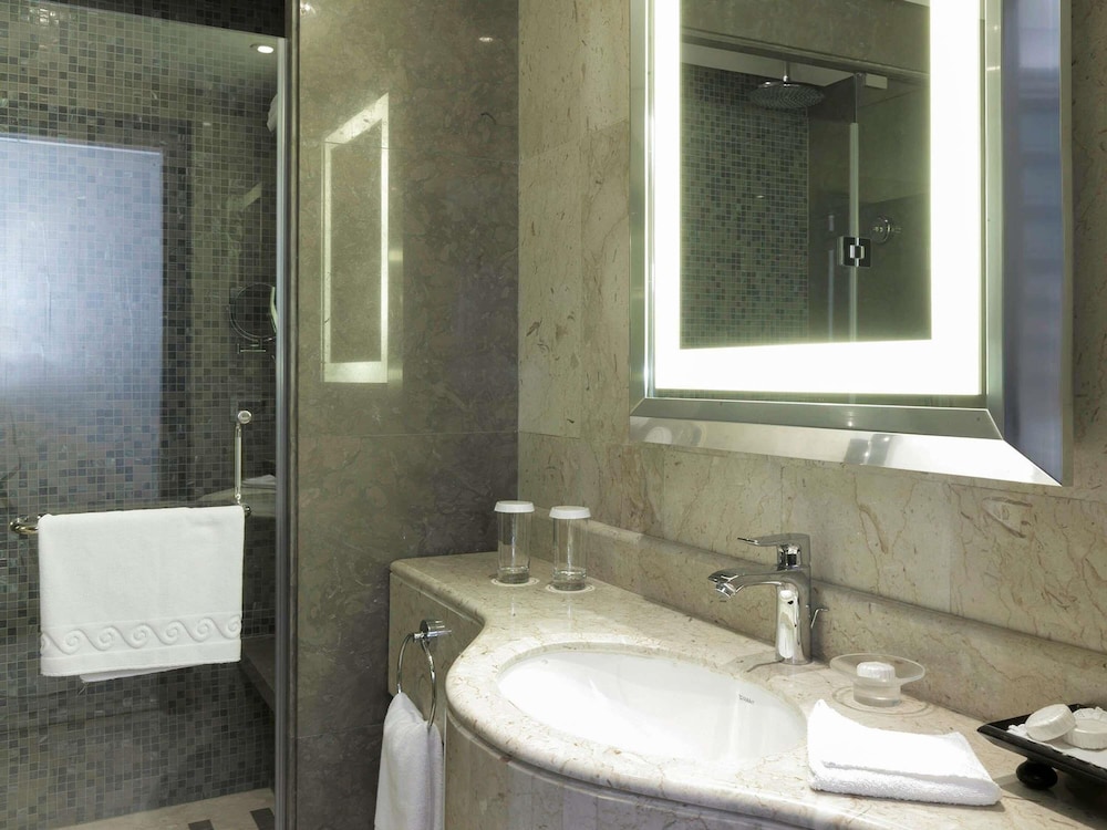 Habitación de Lujo, 1 cama king size del hotel Sofitel Beirut Le Gabriel. Foto 9
