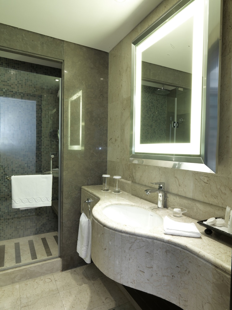 Habitación de Lujo, 1 cama king size del hotel Sofitel Beirut Le Gabriel. Foto 13