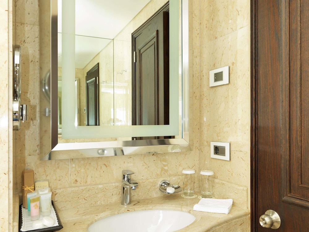 Habitación de Lujo, Balcón, 1 cama king size del hotel Sofitel Beirut Le Gabriel. Foto 7