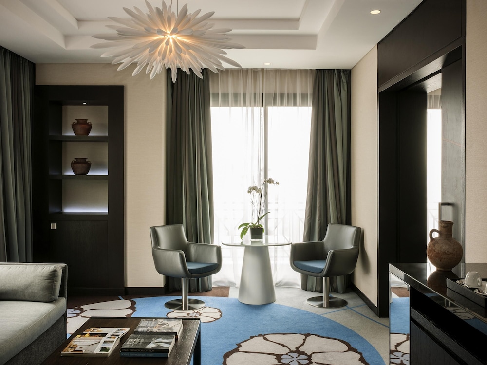Suite Prestige, 1 cama king size, Salón adicional, Terraza privada del hotel Sofitel Beirut Le Gabriel