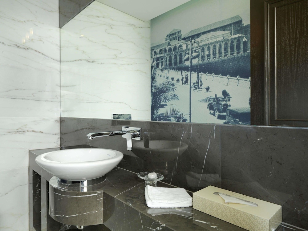 Suite Prestige, 1 cama king size, Salón adicional, Terraza privada del hotel Sofitel Beirut Le Gabriel. Foto 5