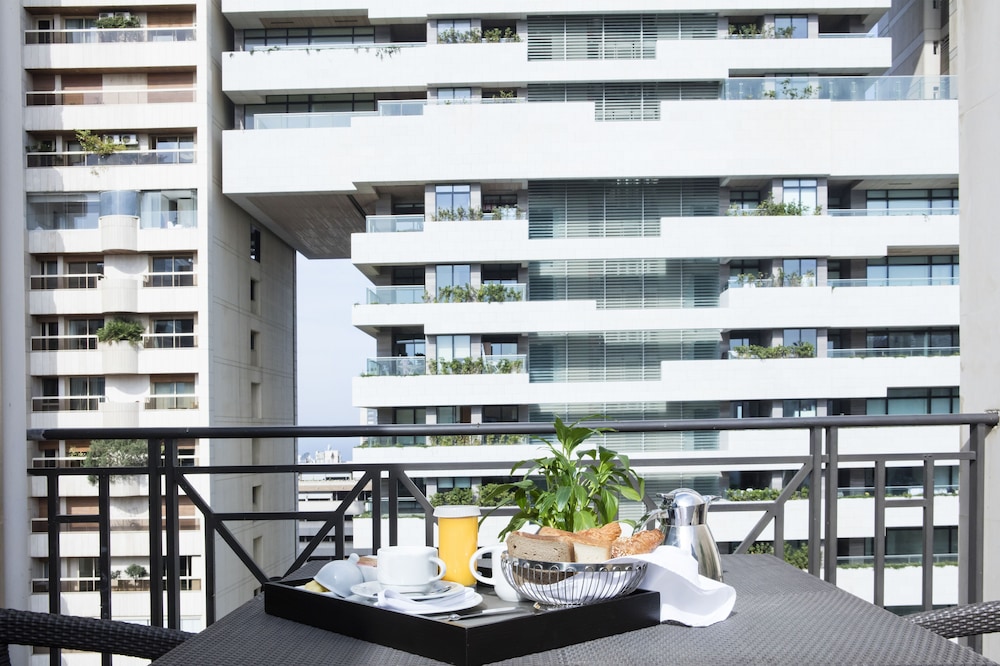 Suite Prestige, 1 cama king size, Salón adicional, Terraza privada del hotel Sofitel Beirut Le Gabriel. Foto 9
