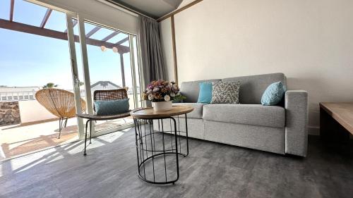 Bungalow de 1 dormitorio con vistas a la piscina del hotel BLUESEA Club Caleta Dorada. Foto 2