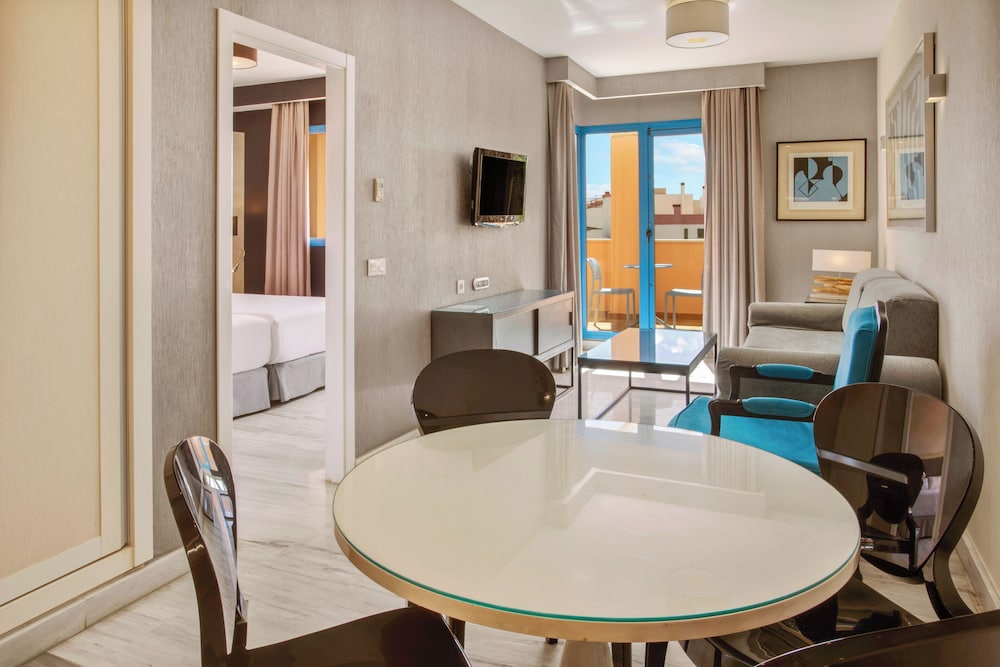 Sala de estar de apartamento moderno, cocina, comedor, terraza con vistas al océano del hotel Casamaïa Apartments Affiliated By Meliá. Foto 1
