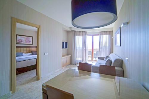 Suite Junior con vistas frontales al mar del hotel Holiday World Polynesia Affiliated by Meliá