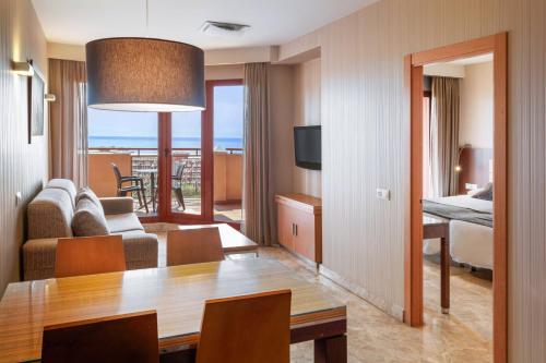 Suite Junior con vistas frontales al mar del hotel Holiday World Polynesia Affiliated by Meliá. Foto 3