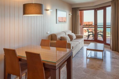 Suite Junior con vistas frontales al mar del hotel Holiday World Polynesia Affiliated by Meliá. Foto 5