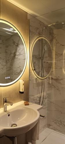 Superior Queen Room with Bath Tub - Non - Smoking del hotel Best Western Anjou Lafayette Opera. Foto 3