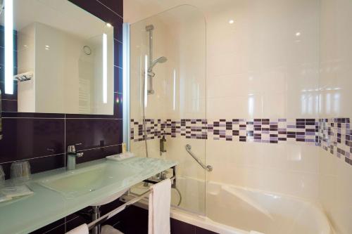 Superior Queen Room with Bath Tub - Non - Smoking del hotel Best Western Anjou Lafayette Opera. Foto 10